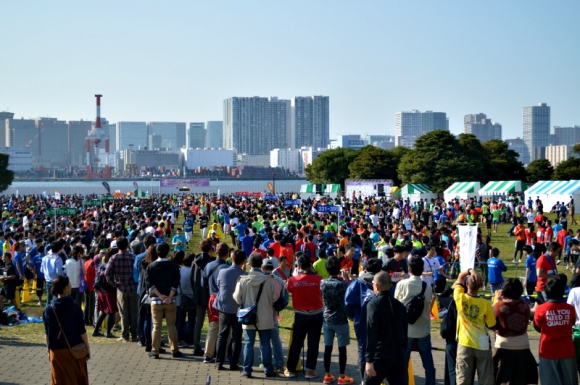 「第7回　NIPPON IT チャリティ駅伝」。お台場の海のそばを約4000人が駅伝形式で走った