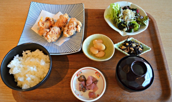 盛り付けが完成したちゃぶまるのからあげ定食