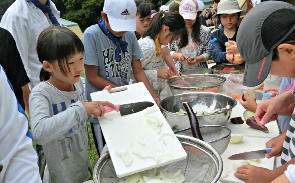 班ごとに協力し合って夕飯づくり