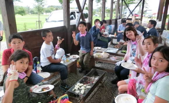 あづまジンギスカンを楽しむ子どもたち