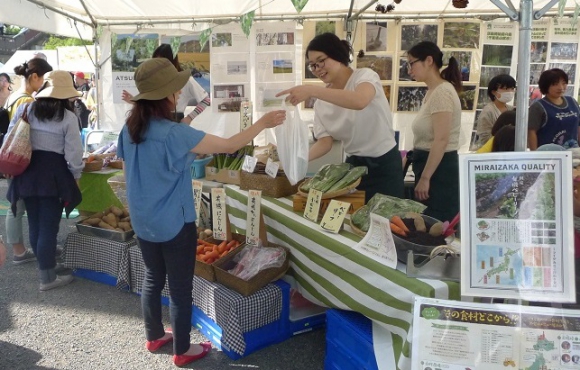 新鮮で色鮮やかな有機野菜は、特に女性客に人気だった