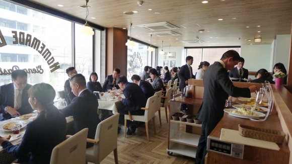 「エレーナパスタ」大鳥居店で開かれた昼食懇親会。食事を囲みながら、楽しく会話した