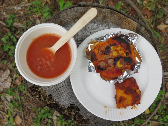 昼食には冷製スープ、窯焼きピザやタンドリーチキンが振る舞われた