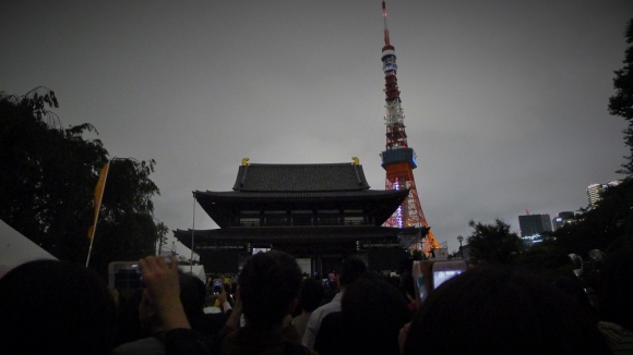 午後8時には増上寺に隣接する東京タワーが消灯