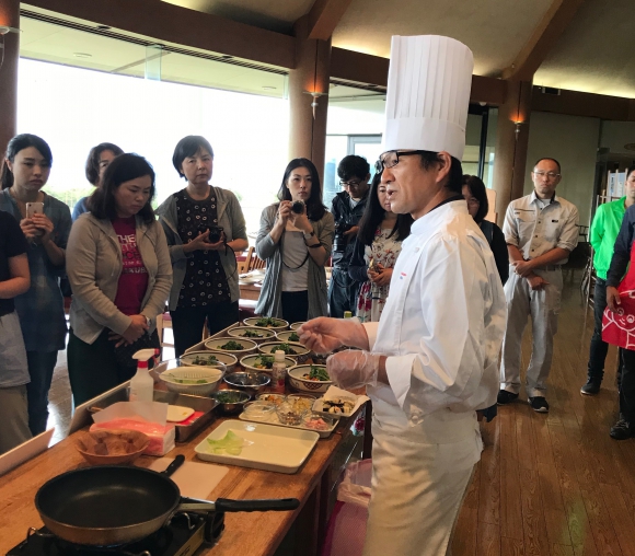 昼食の前にはシェフによる料理講座が開かれた