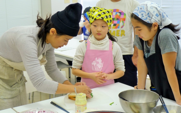 講師のオオヤマさん（右）と参加した子どもたち（保護者の許可は取っています）