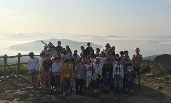 美幌峠から屈斜路湖に浮かぶ雲海を望む。絶景に息をのんだ