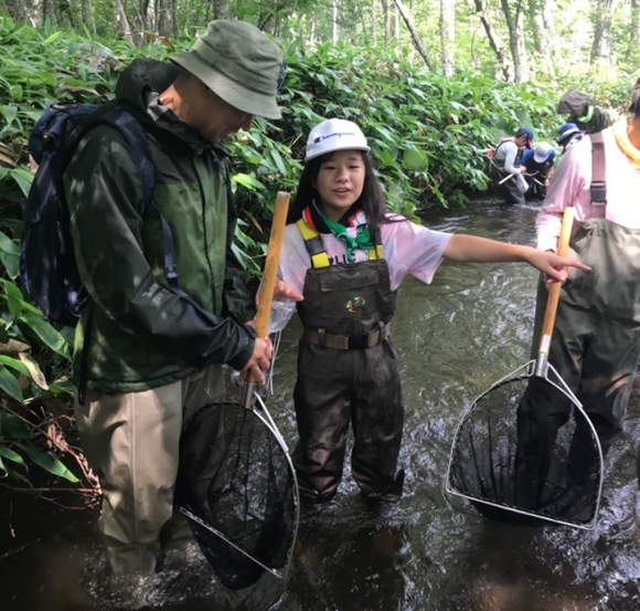 ザリガニとりを通して、生態系を学んだ子どもたち