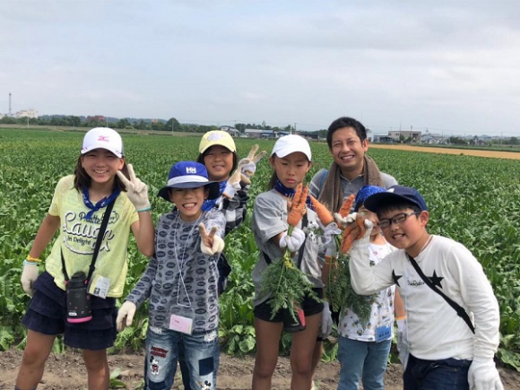 自分たちで収穫した人参や玉ねぎ、じゃがいもでカレーをつくった