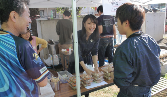 好天にめぐまれたバザー会場は多くの参加者で賑わった