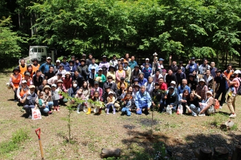 植樹後は参加者全員で記念撮影